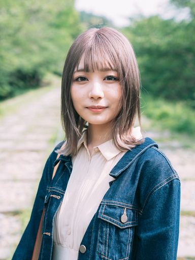 屋外で撮影したプロフィール写真