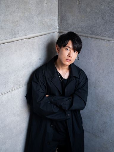 コンクリートの壁を背にしたプロフィール写真