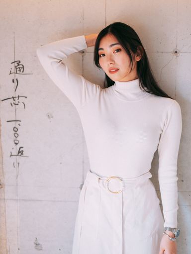 明るい壁を背にしたプロフィール写真