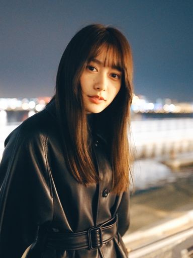 夜の水辺で撮影したポートレート